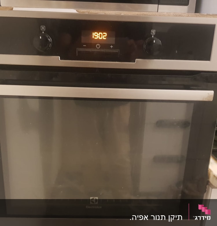 תנור אפייה עם תצוגה דיגיטלית ושני כפתורים